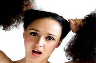 Слишком тугие хвосты могут спровоцировать боль и стянутость в области кожи головы Почему болит кожа головы и выпадают волосы