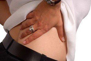 болит правая сторона внизу спины что это